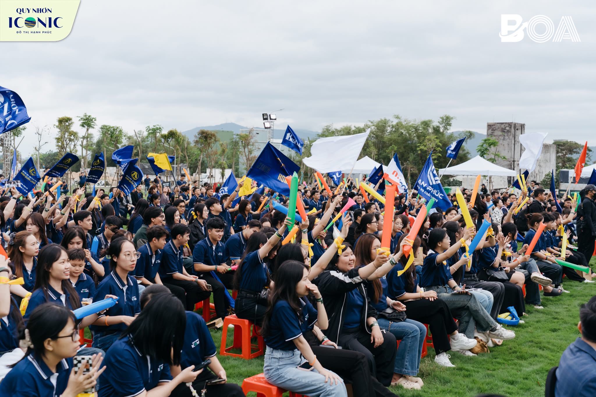 Cận cảnh mọi người đang cười rạng rỡ và vỗ tay trong video quay phim sự kiện doanh nghiệp