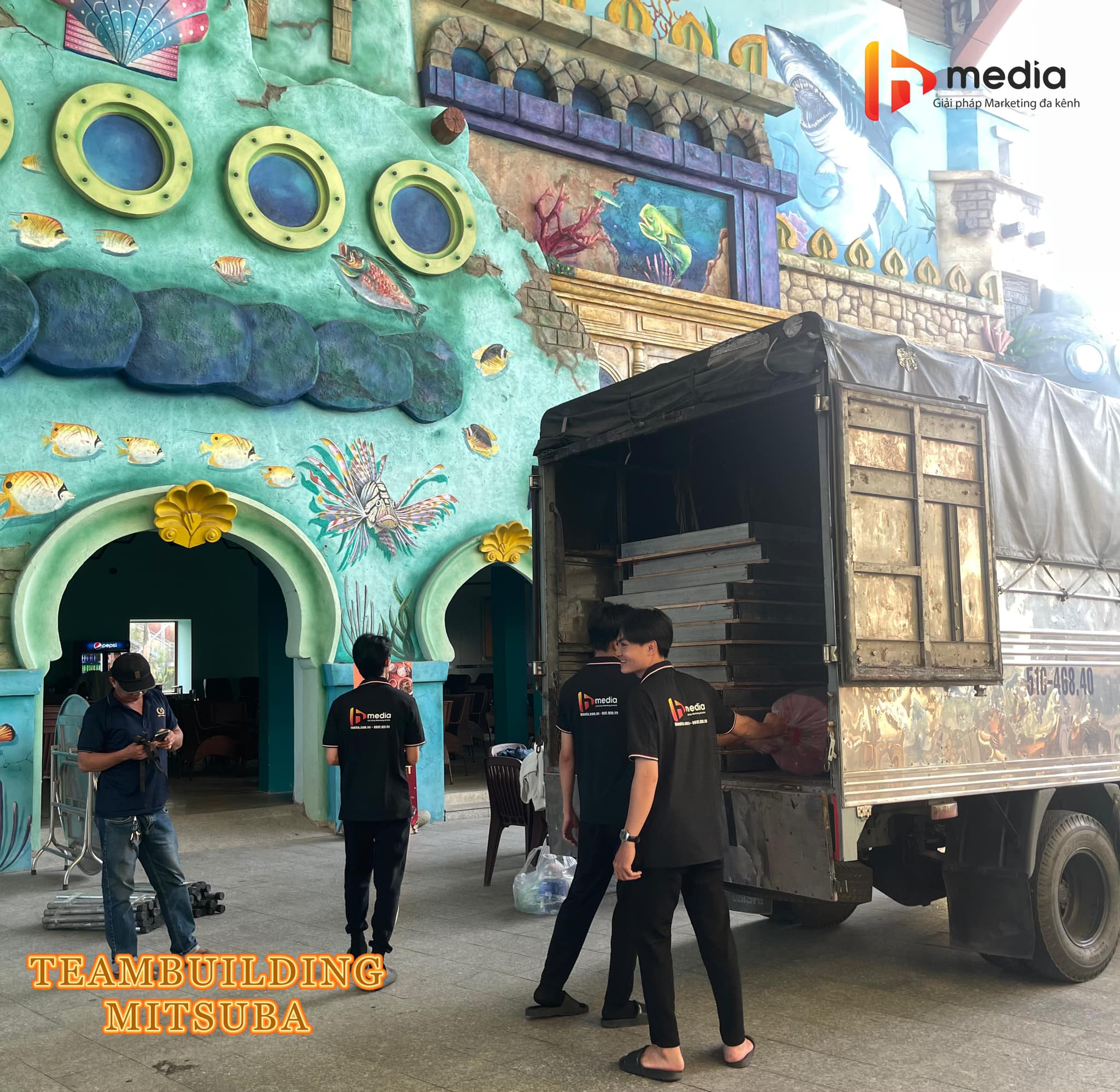 Ekip HMedia đang setup sân khấu và âm thanh cho một dự án nghề tổ chức sự kiện ngoài trời