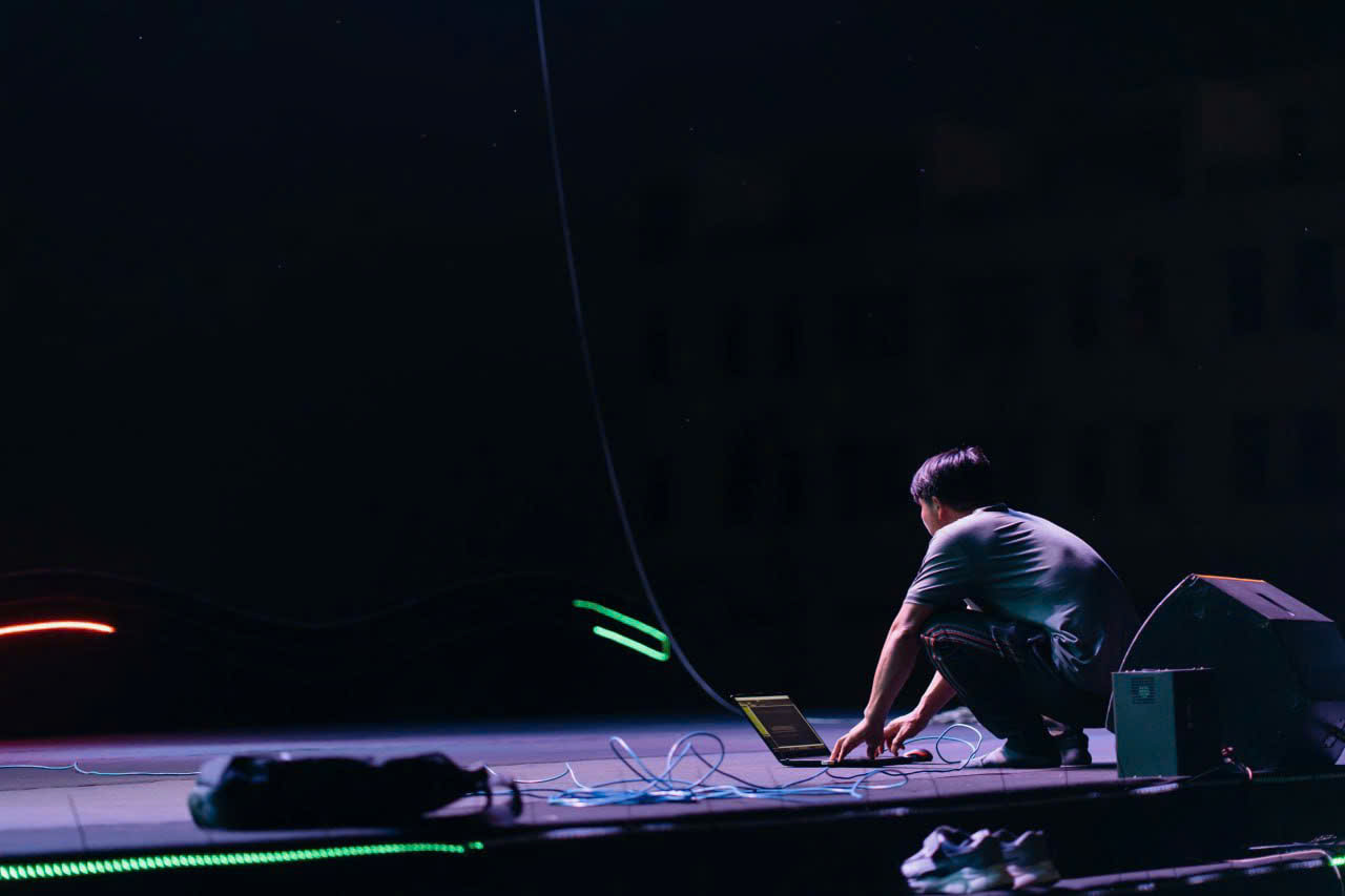 Ekip kỹ thuật đang kiểm tra hệ thống âm thanh ánh sáng, một bước quan trọng trong cách tổ chức sự kiện an toàn