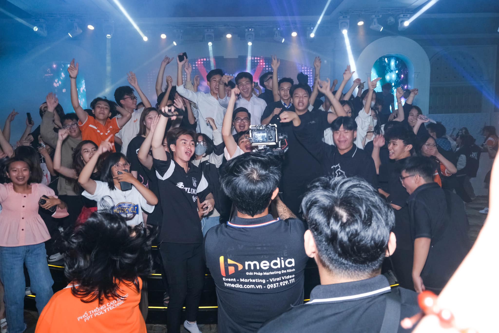 Khách mời đang tương tác vui vẻ và xúc động tại một hội thảo, phản ánh xu hướng tổ chức sự kiện tập trung vào cảm xúc