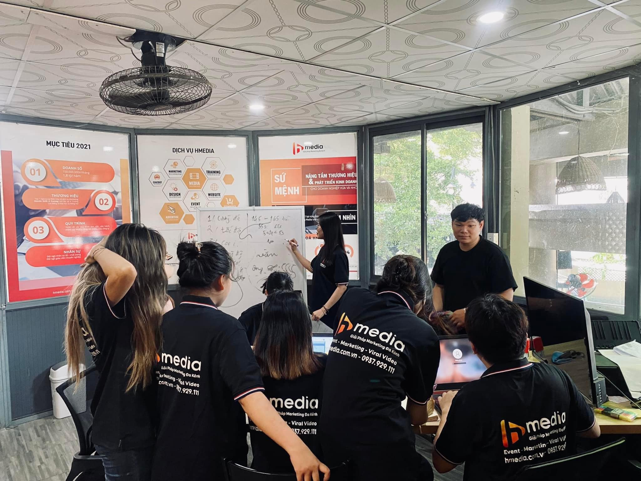 Ekip đạo diễn đang thảo luận về kịch bản tổ chức sự kiện và phương án dự phòng rủi ro trên giấy