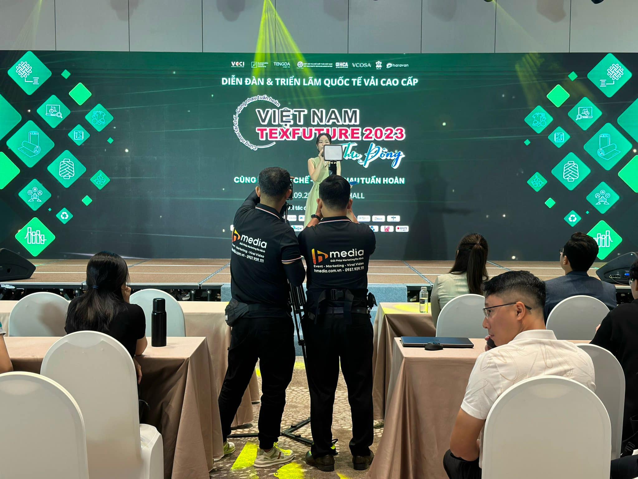 Một khoảng khắc trong buổi quay phim sự kiện