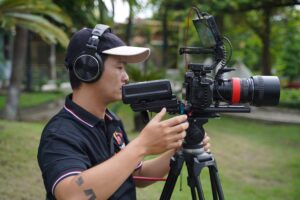 đang thực hiện bộ ảnh chụp ảnh chuyên nghiệp ngoài trời với ánh sáng tự nhiên