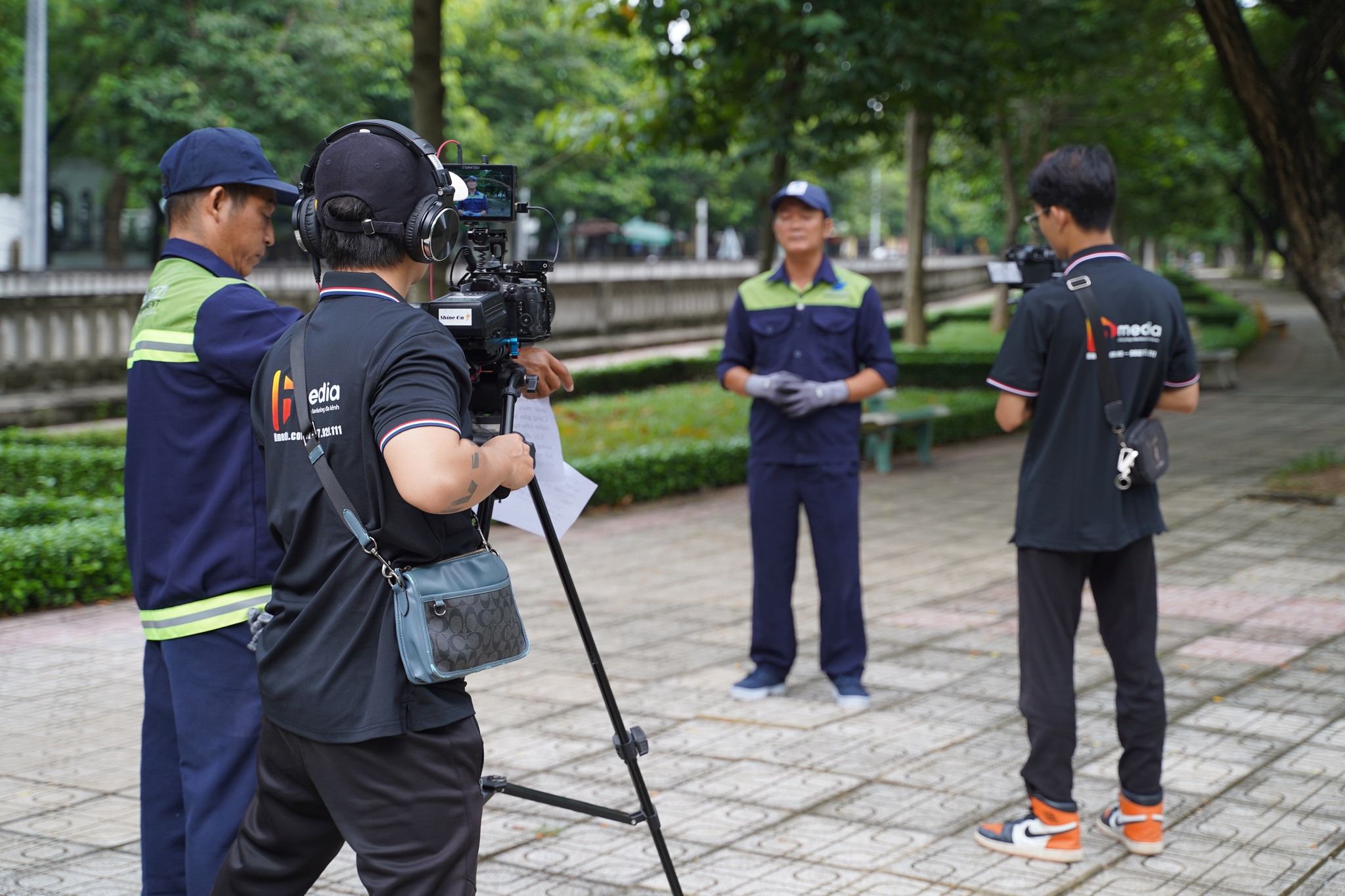 đang hướng dẫn mẫu tạo dáng trong buổi chụp ảnh chuyên nghiệp