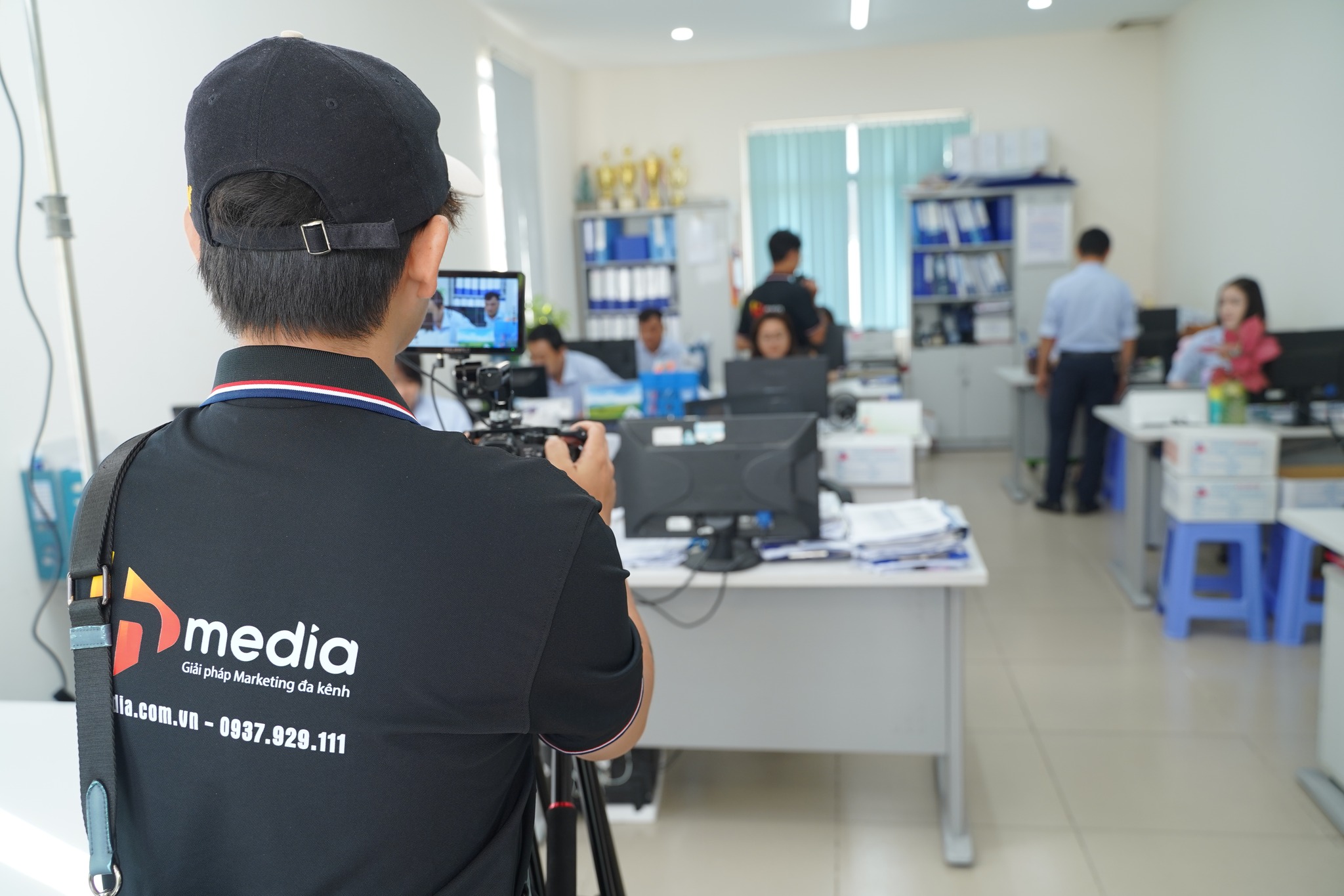 Một Content Creator đang thực hiện cách làm video marketing với biểu cảm khuôn mặt thu hút trong 3 giây đầu