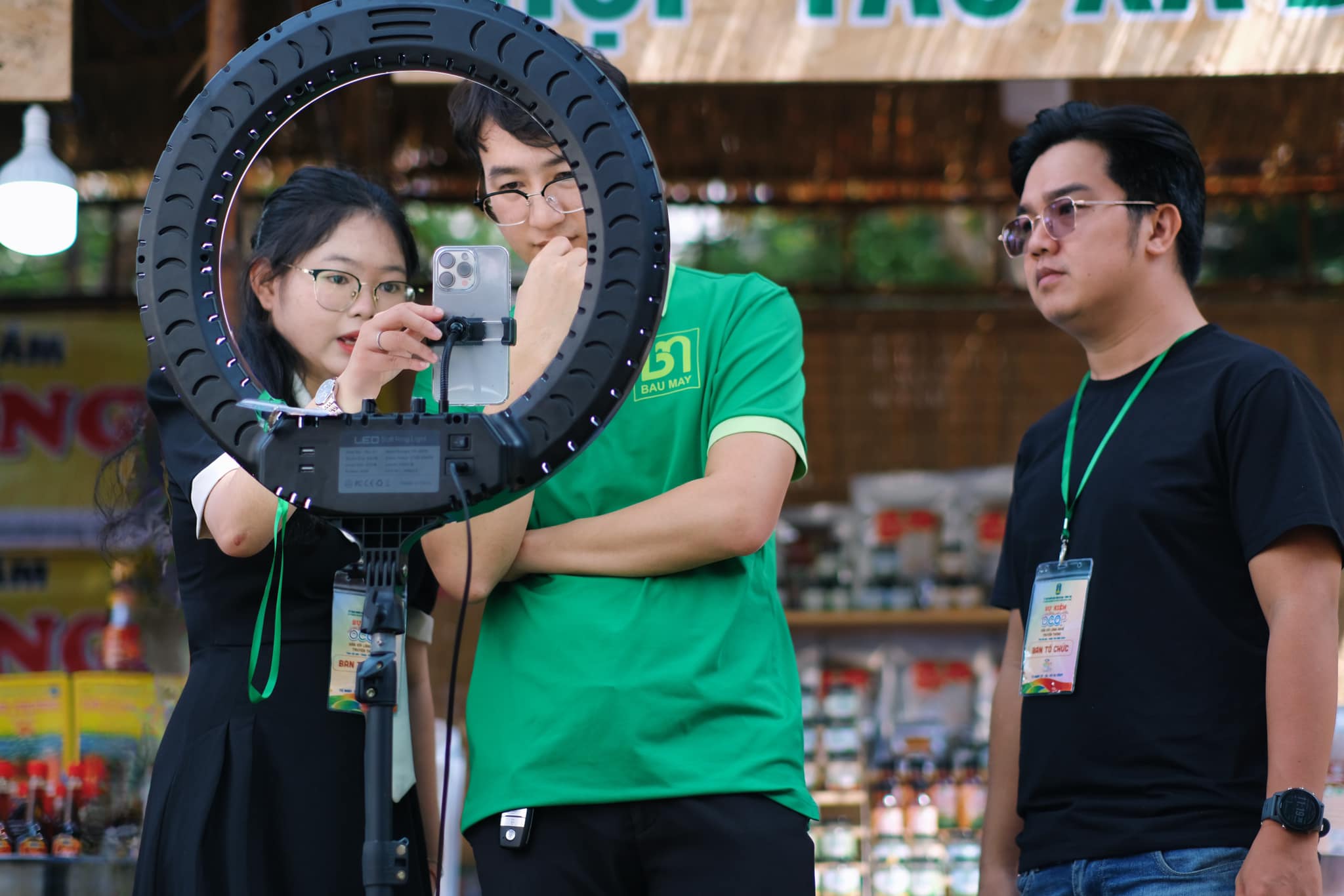 Khoảnh khắc 1 phiên live đang diễn ra