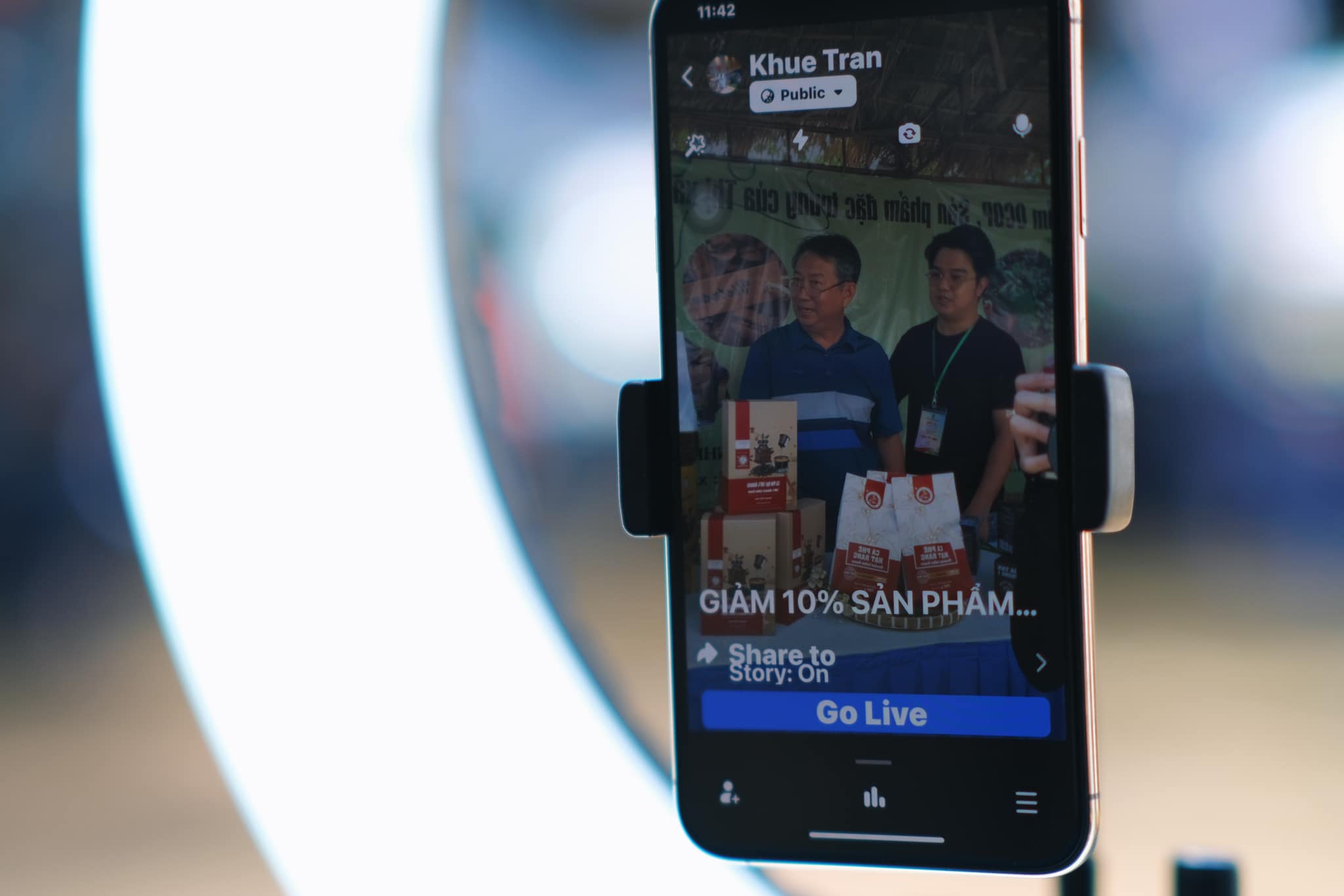 Khoảnh khắc 1 phiên live đang diễn ra