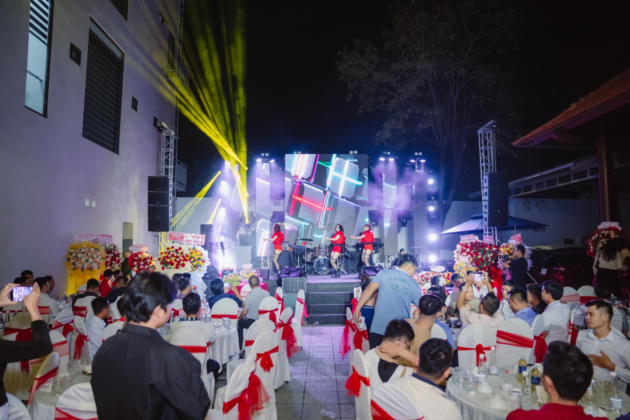 Toàn cảnh sân khấu hoành tráng với hiệu ứng ánh sáng trong một dự án tổ chức tiệc tất niên do HMedia thực hiện