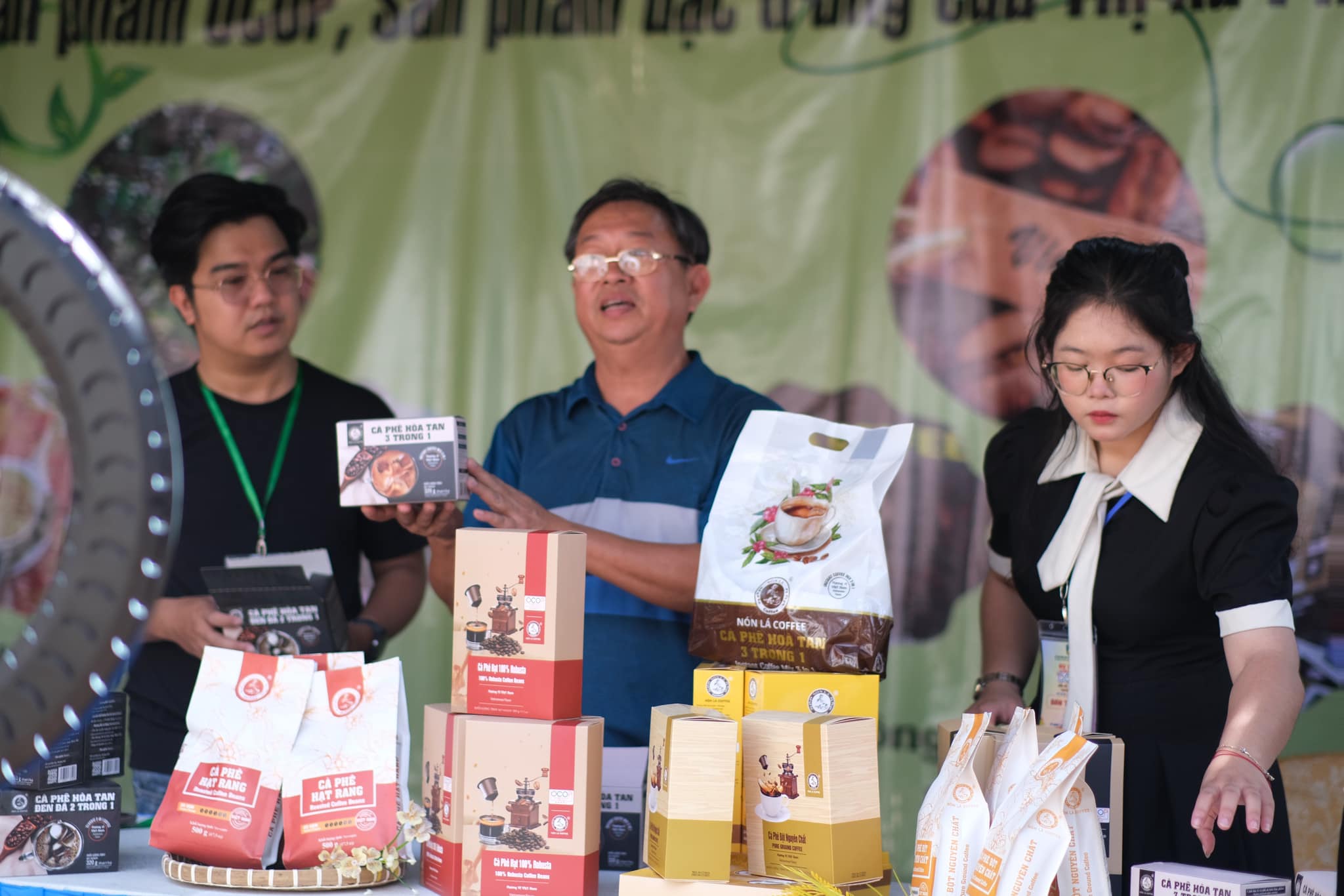 Hình ảnh một góc setup livestream chuyên nghiệp với đèn softbox, micro