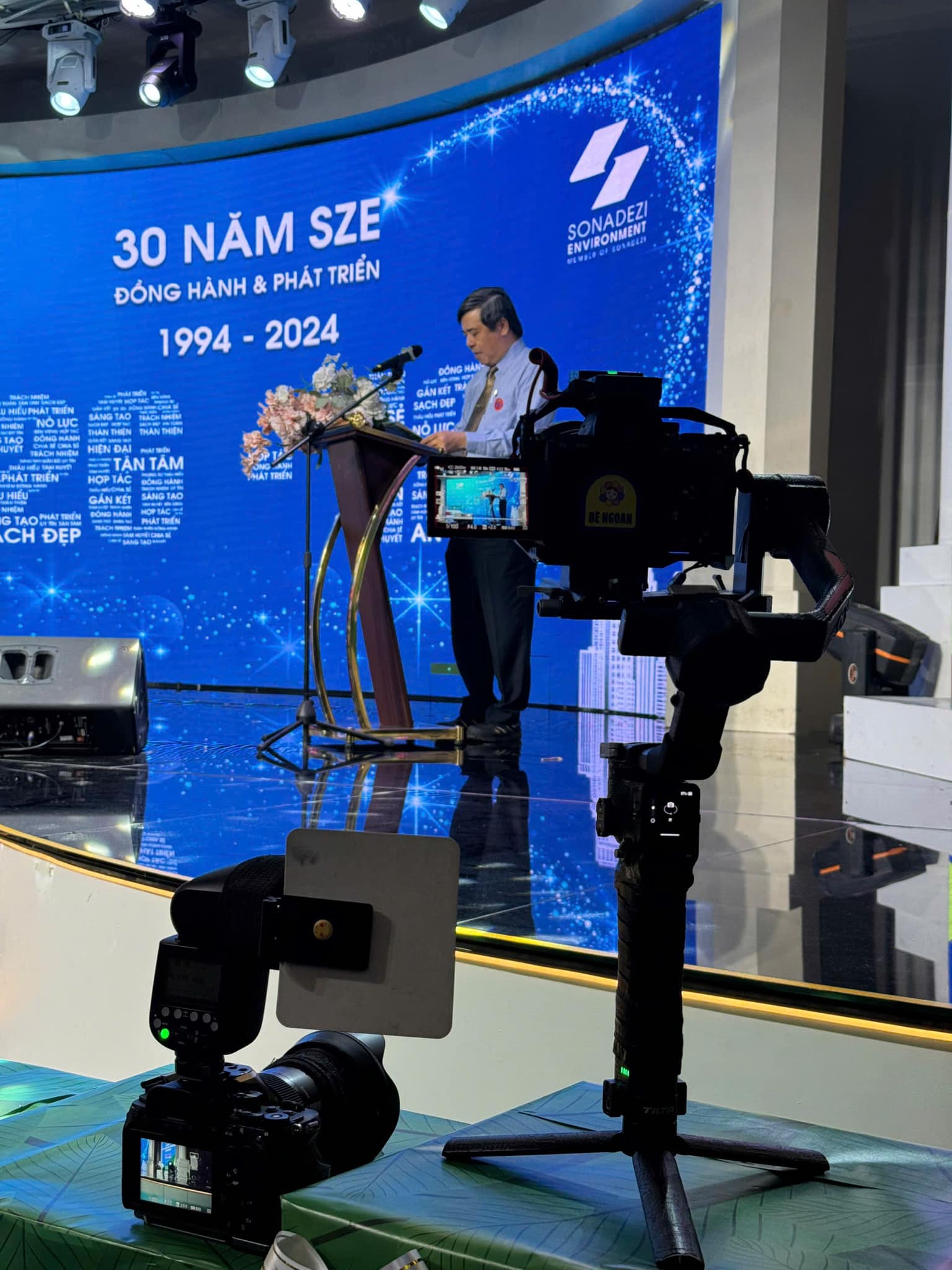 Một khoảng khắc trong buổi quay phim sự kiện