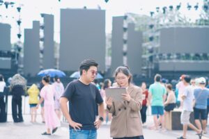 Content Creator đang áp dụng các mẹo viết kịch bản để phác thảo ý tưởng trên sổ tay và máy tính