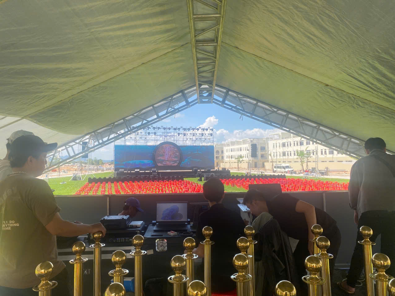 Kỹ thuật viên đang kiểm tra hệ thống âm thanh ánh sáng để đảm bảo kịch bản tổ chức sự kiện diễn ra suôn sẻ