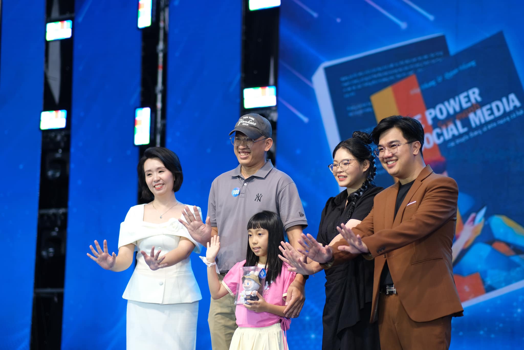Biên tập & Thiết Kế Bìa Sách The Power of Social Media